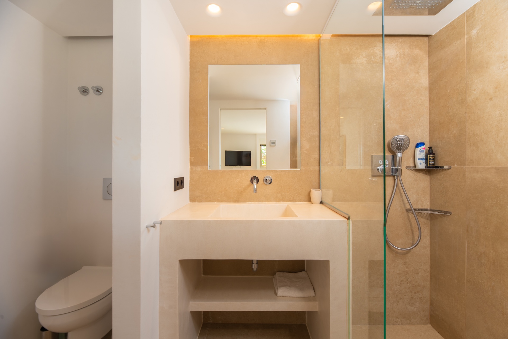 Resa Estates Ibiza sale villa Marlin vieuws bathroom shower.jpg